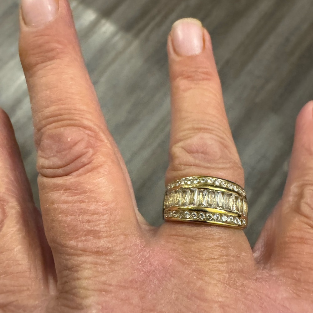 Gold Costume Ring Host Pick 🥳